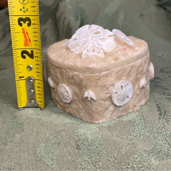 Sand dollar vintage trinket box; coastal, nautical heart shaped shell box. - Picture 8 of 10